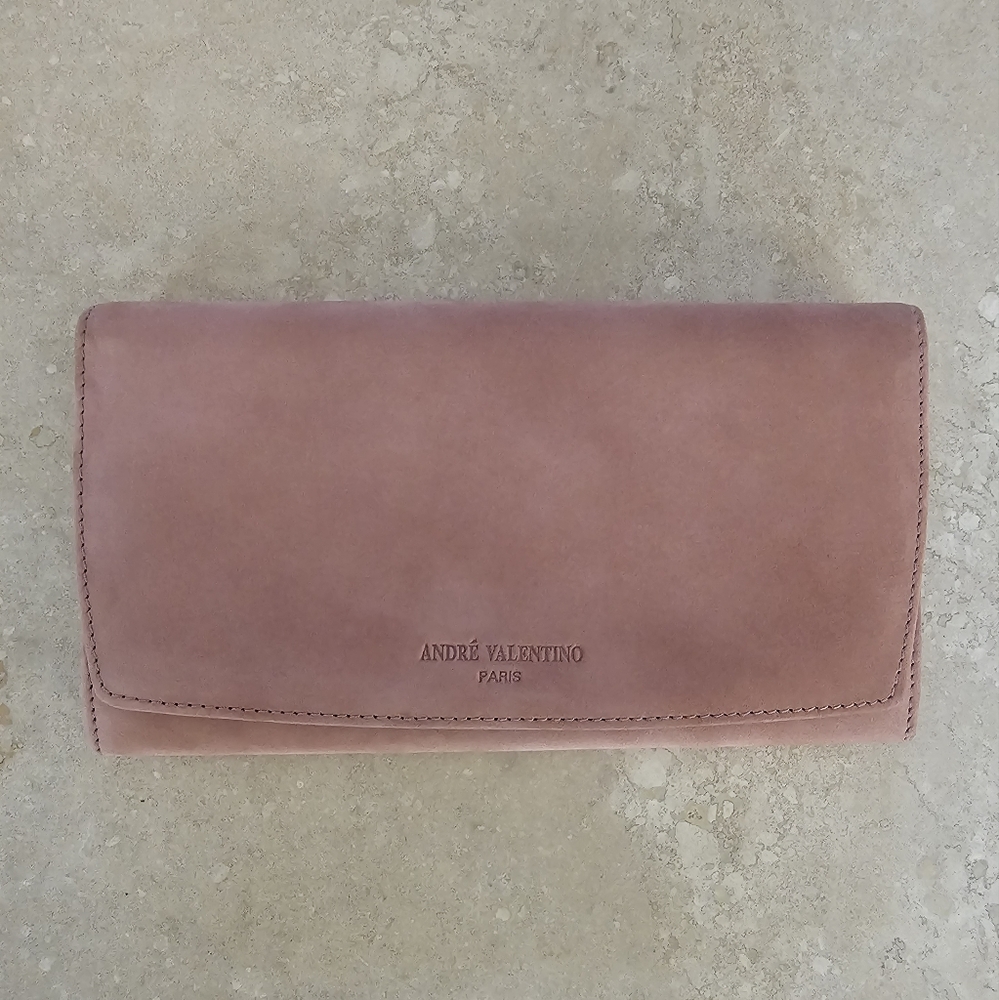 Andre Valentino Long Blush Pink Kisslock wallet. Like new condition.